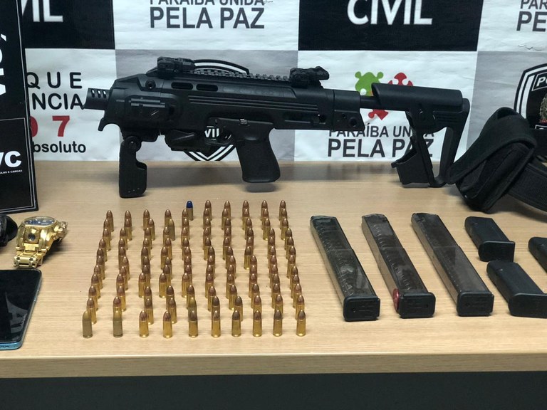 JOÃO PESSOA Polícia Civil prende faccionado indiciado por duplo homicídios; pistola com ‘kit Roni’ é apreendida.jpeg