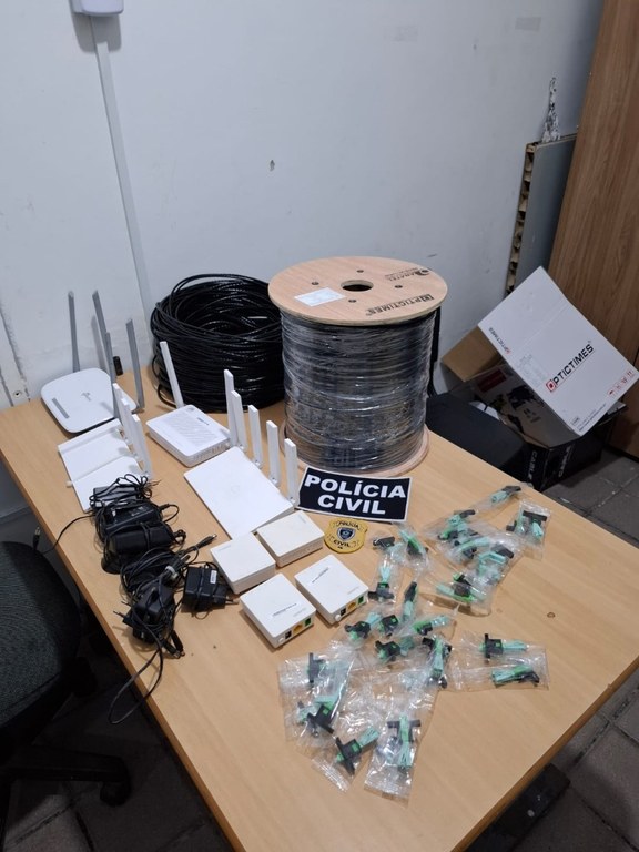 Polícia Civil prende suspeitos de furtar equipamentos de empresa provedora de internet na região.jpeg