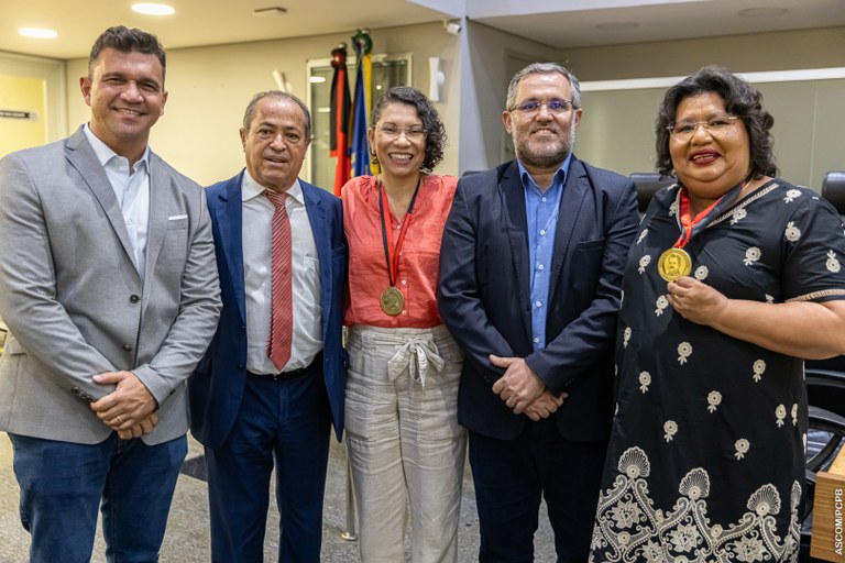 NA ASSEMBLÉIA Em homenagem, delegadas Cassandra Duarte e Maísa Félix estendem honraria a todo o ‘corpo Polícia Civil’  (13).jpg