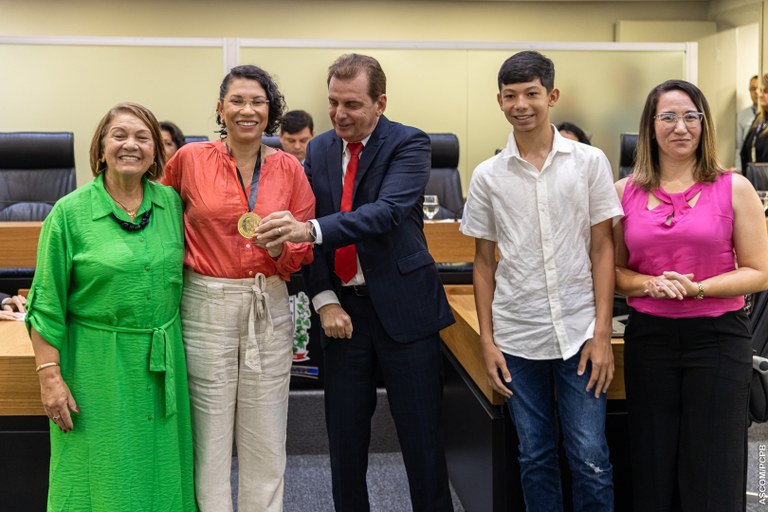 NA ASSEMBLÉIA Em homenagem, delegadas Cassandra Duarte e Maísa Félix estendem honraria a todo o ‘corpo Polícia Civil’  (6).jpg