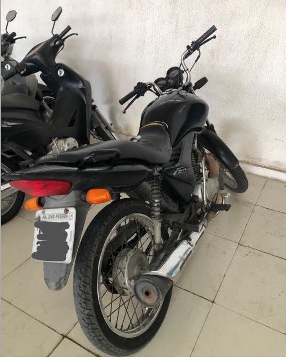 Polícia Civil prende dois por receptação e devolve moto roubada ao proprietário.jpeg