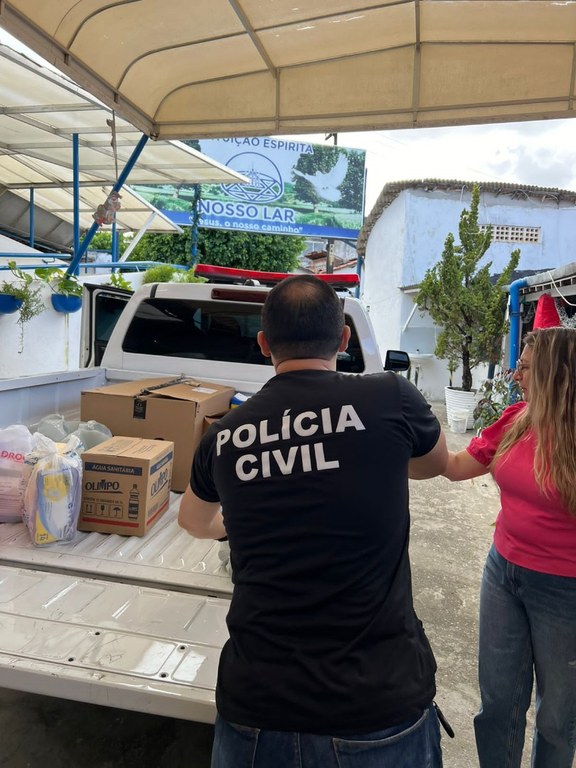 Policiais civis da 1ª DSPC realizam entrega de produtos arrecadados à Instituição de Longa Permanência em João Pessoa (1).jpeg